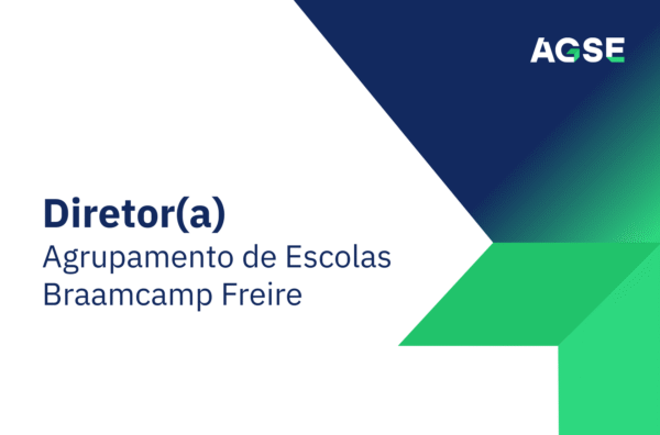 Imagem com fundo predominantemente branco, apresentando no canto superior direito uma área geométrica em azul escuro e verde. Dentro dessa área azul, no canto superior direito, surge o logótipo “AGSE”. À esquerda, em texto azul escuro, encontra‑se o texto: “Diretor(a) Agrupamento de Escolas Braamcamp Freire”. O design inclui formas geométricas verdes e azuis no canto inferior direito, criando um efeito gráfico angular.