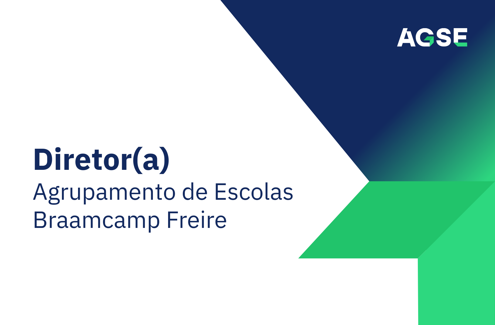 Imagem com fundo predominantemente branco, apresentando no canto superior direito uma área geométrica em azul escuro e verde. Dentro dessa área azul, no canto superior direito, surge o logótipo “AGSE”. À esquerda, em texto azul escuro, encontra‑se o texto: “Diretor(a) Agrupamento de Escolas Braamcamp Freire”. O design inclui formas geométricas verdes e azuis no canto inferior direito, criando um efeito gráfico angular.