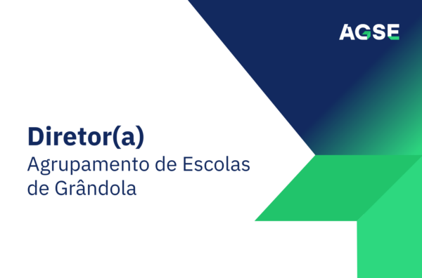 Imagem institucional da AGSE com fundo branco e elementos gráficos em azul e verde. O texto apresenta “Diretor(a) – Agrupamento de Escolas de Grândola”. O logótipo da AGSE surge no canto superior direito.