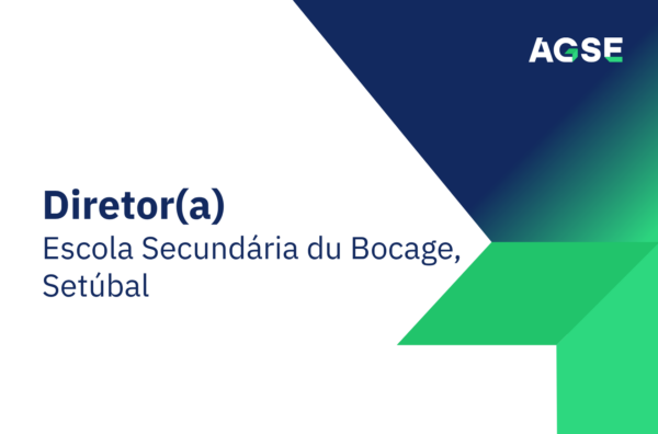 Imagem institucional da AGSE com fundo branco e elementos gráficos em azul e verde. O texto indica “Diretor(a) – Escola Secundária du Bocage, Setúbal”. O logótipo da AGSE está posicionado no canto superior direito.