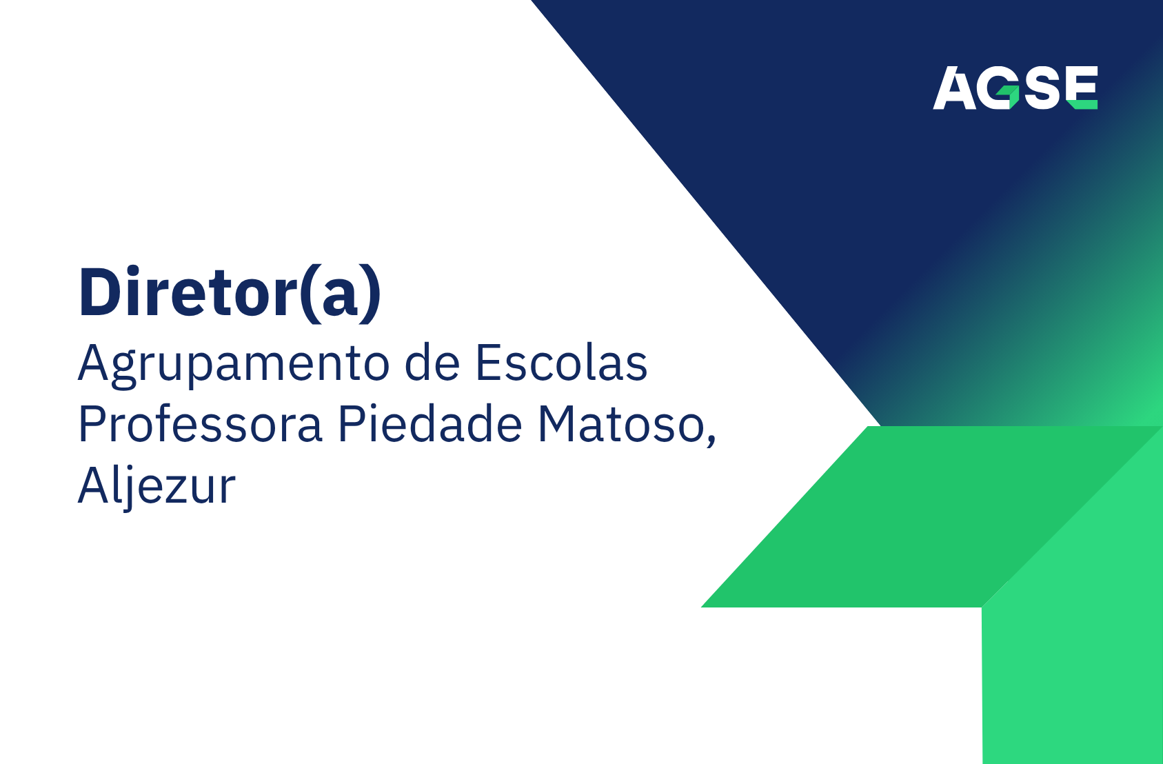 Slide institucional com fundo branco e composição gráfica em tons de azul e verde. À esquerda, em destaque, encontra-se o texto “Diretor(a)”, seguido de “Agrupamento de Escolas Professora Piedade Matoso, Aljezur”. À direita, existe um conjunto de formas geométricas diagonais em azul-escuro e gradiente azul‑esverdeado, com um elemento verde na parte inferior. No canto superior direito está o logótipo da AGSE, composto pelas letras “AGSE” em branco e verde sobre fundo azul. O slide tem um aspeto formal e profissional, típico de apresentação institucional ou identificação de cargo.