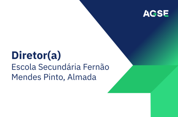 Imagem institucional da AGSE com fundo branco e formas geométricas em azul e verde. À esquerda, texto: ‘Diretor(a) da Escola Secundária Fernão Mendes Pinto em Almada. No canto superior direito, logótipo da AGSE.