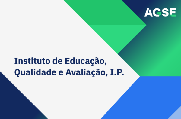 Imagem institucional da AGSE com fundo branco e formas geométricas em azul e verde. À esquerda, texto: Instituto de Educação, Qualidade e Avaliação, I.P.. No canto superior direito, logótipo da AGSE