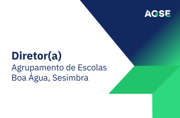 Imagem institucional da AGSE com fundo branco e formas geométricas em azul e verde. À esquerda, texto: ‘Diretor(a) – Agrupamento de Escolas Boa Água em Sesimbra. No canto superior direito, logótipo da AGSE.