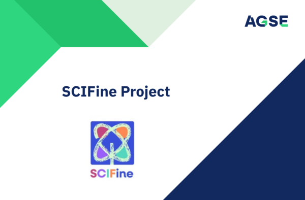 Imagem com fundo claro e formas geométricas em tons de verde e azul, com o título “SCIFine Project”, o logótipo da AGSE no canto superior direito e, ao centro inferior, o logótipo colorido do projeto SCIFine.