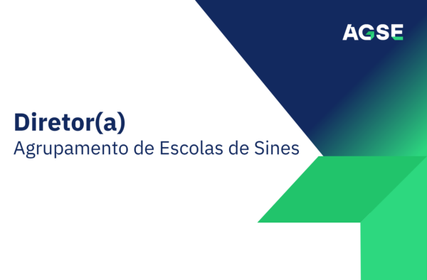 Imagem institucional com fundo geométrico em tons de azul‑verde e branco, contendo o logótipo da AGSE no canto superior direito e o texto “Diretor(a) – Agrupamento de Escolas de Sines”.