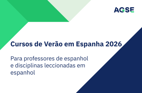Slide institucional com logótipo AGSE e o título ‘Cursos de Verão em Espanha 2026’. Subtítulo: ‘Para professores de espanhol e disciplinas lecionadas em espanhol’. Fundo com elementos gráficos geométricos em azul, verde e cinzento.
