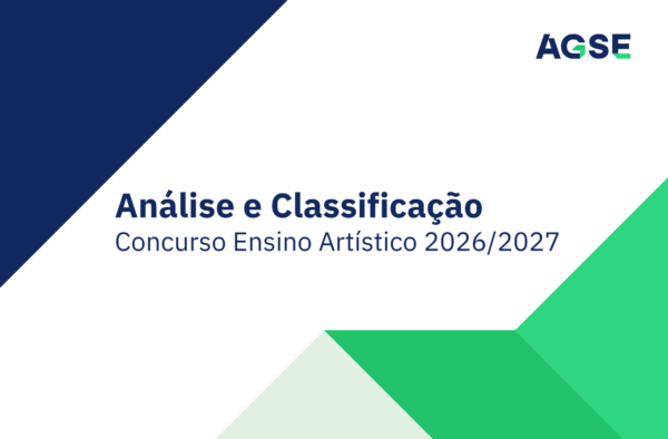 Imagem institucional da AGSE com fundo cinzento-claro e elementos geométricos em azul e verde nos cantos. Ao centro surge o texto “Análise e Classificação – Concurso Ensino Artístico 2026/2027”. No canto superior direito encontra-se o logótipo da AGSE.