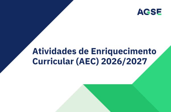 Imagem de capa da AGSE com fundo branco e elementos geométricos em azul-escuro e verde nos cantos superior esquerdo e inferior direito. Ao centro, em destaque, surge o título: “Atividades de Enriquecimento Curricular (AEC) 2026/2027”. No canto superior direito encontra-se o logótipo da AGSE. O design é simples, institucional e utiliza as cores da identidade visual da entidade.
