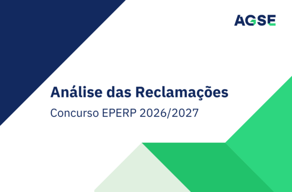 Imagem de capa institucional da AGSE com fundo branco e elementos geométricos em azul-escuro e verde. Ao centro, em destaque, surge o texto “Análise das Reclamações”, seguido da indicação “Concurso EPERP 2026/2027”. No canto superior direito encontra-se o logótipo da AGSE. O design é simples e moderno, com formas triangulares e diagonais que enquadram o conteúdo.