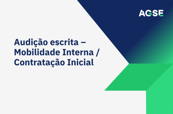 Imagem de apresentação institucional com fundo cinzento-claro e design gráfico moderno. No lado esquerdo, em letras grandes azul-escuro, está o texto: “Audição escrita – Mobilidade Interna / Contratação Inicial”. No canto superior direito encontra-se o logótipo da AGSE, em branco e verde. A metade direita da imagem é ocupada por formas geométricas em azul-escuro e verde que se unem no centro, formando uma composição semelhante a uma seta apontada para a direita. A área superior apresenta um gradiente de azul para verde, enquanto a parte inferior é composta por blocos verdes de diferentes tonalidades. Não há pessoas nem fotografias. A imagem utiliza apenas texto e elementos gráficos institucionais, transmitindo uma aparência formal, organizada e corporativa.