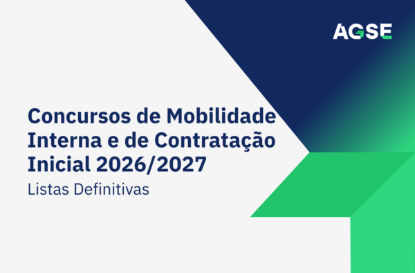 Imagem de capa institucional da AGSE com fundo cinzento-claro. À esquerda encontra-se o título principal, em letras grandes azul-escuro: “Concursos de Mobilidade Interna e de Contratação Inicial 2026/2027”. Logo abaixo surge o subtítulo “Listas Definitivas”, também em azul-escuro, mas em tamanho menor. No canto superior direito está o logótipo da AGSE. Toda a área direita da imagem é preenchida por formas geométricas em azul-escuro e verde, organizadas como setas que convergem para o centro, transmitindo uma sensação de direção, progresso e movimento. A composição é sóbria e profissional, com predominância das cores cinzento-claro, azul-escuro e verde, seguindo a identidade visual da organização. Não há pessoas nem outros elementos visuais além do texto, logótipo e grafismos geométricos.