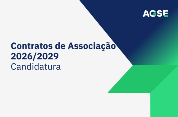 Imagem promocional da AGSE para os Contratos de Associação 2026/2029. Sobre um fundo cinzento-claro surge o texto “Contratos de Associação 2026/2029 – Candidatura”. À direita, elementos gráficos geométricos em azul e verde convergem para o centro da imagem, com o logótipo da AGSE no canto superior direito.