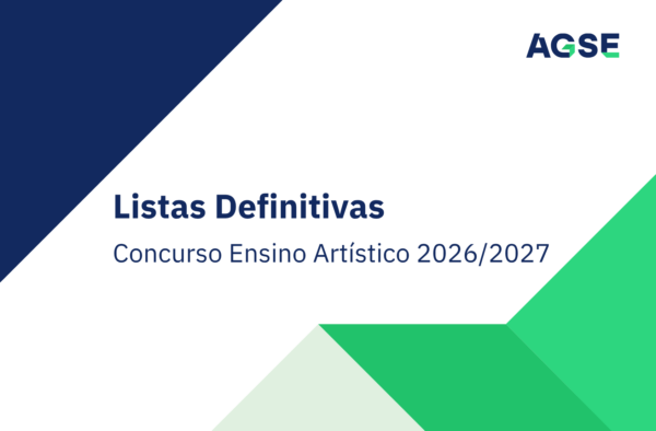 Descrição acessível da imagem (texto alternativo): Imagem de capa institucional com fundo cinzento-claro. No centro-esquerda, em letras grandes azul-escuro, surge o título “Listas Definitivas”. Logo abaixo, em texto menor da mesma cor, lê-se “Concurso Ensino Artístico 2026/2027”. No canto superior direito encontra-se o logótipo da AGSE, composto pelas letras “AGSE” em azul-escuro, com elementos gráficos em verde. O design inclui formas geométricas diagonais: um grande triângulo azul-escuro ocupa o canto superior esquerdo, enquanto vários polígonos em tons de verde ocupam a zona inferior direita, criando um aspeto moderno e institucional. Não existem fotografias, pessoas ou outros elementos visuais além dos textos e formas gráficas. Texto presente na imagem: AGSE Listas Definitivas Concurso Ensino Artístico 2026/2027