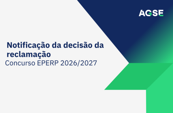 Imagem institucional da AGSE com fundo cinzento-claro e elementos geométricos em azul-escuro e verde. Ao centro, em destaque, surge o texto: “Notificação da decisão da reclamação”, seguido de “Concurso EPERP 2026/2027”. No canto superior direito encontra-se o logótipo da AGSE. O design é composto por formas triangulares e setas que convergem para o centro da imagem, utilizando as cores institucionais azul e verde, transmitindo uma mensagem formal relacionada com procedimentos concursais.