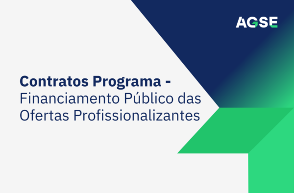 Capa de um documento da AGSE com o título “Contratos Programa – Financiamento Público das Ofertas Profissionalizantes”. O design utiliza fundo cinzento-claro e elementos geométricos em azul e verde, formando uma seta apontada para a direita. O logótipo da AGSE aparece no canto superior direito. A imagem tem um aspeto institucional, moderno e sóbrio.