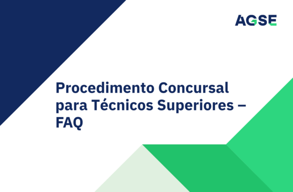 Capa de uma apresentação institucional da AGSE sobre o Procedimento Concursal para Técnicos Superiores – FAQ (Perguntas Frequentes). Ao centro, em destaque, surge o título com essa designação. O fundo é branco, complementado por elementos geométricos em azul-escuro e verde nos cantos superior esquerdo e inferior direito. No canto superior direito encontra-se o logótipo da AGSE. A composição é simples e profissional, servindo de introdução a uma secção de esclarecimento de dúvidas sobre o procedimento concursal para técnicos superiores.