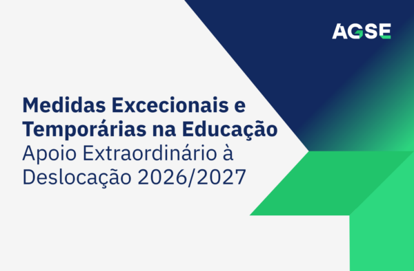 Imagem promocional da AGSE sobre o Apoio Extraordinário à Deslocação 2026/2027, com o título “Medidas Excecionais e Temporárias na Educação”. O design utiliza formas geométricas em azul e verde sobre fundo cinzento-claro.