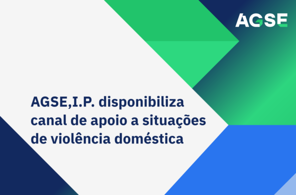 Imagem promocional da AGSE, I.P., com um design gráfico geométrico em tons de azul, verde e cinzento. Ao centro, sobre uma área de fundo cinzento-claro em forma de losango, surge o texto: "AGSE, I.P. disponibiliza canal de apoio a situações de violência doméstica". No canto superior direito está o logótipo da AGSE sobre um fundo com formas geométricas verdes e azuis. A composição utiliza linhas diagonais e blocos de cor que convergem para o centro da imagem, dando destaque à mensagem principal.